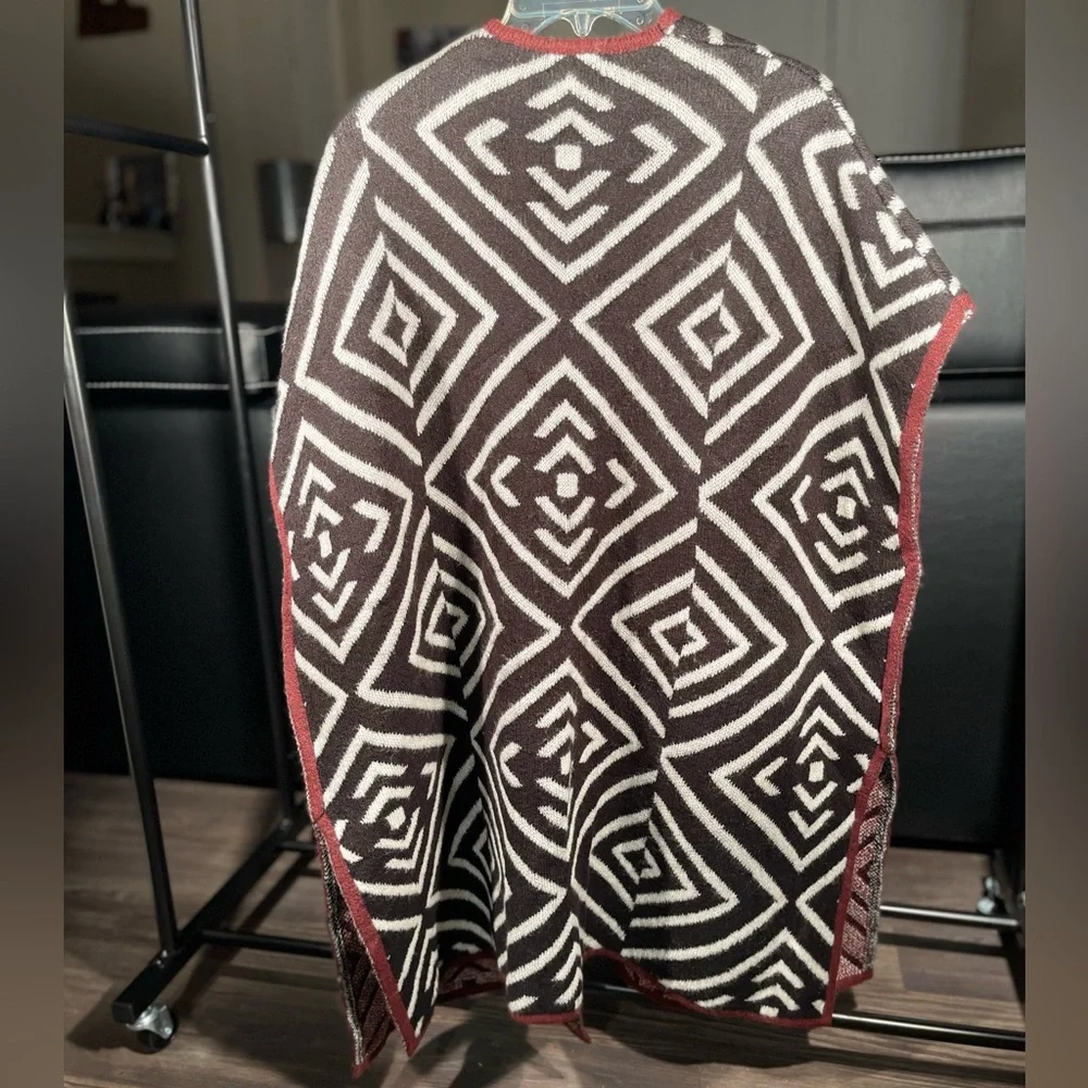 🛑 Forever 21 Maroon and White Knit Poncho-style Cardigan Vest Sweater w/Pockets - Picture 2 of 3